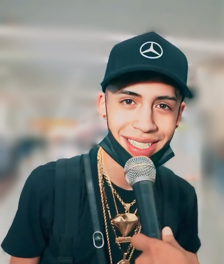 Cris MJ durante una entrevista en Ecuador, 2022